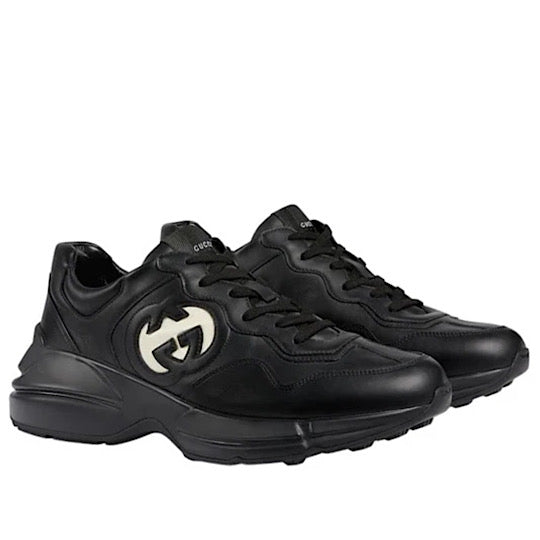 GUCCI Baskets Rhyton à logo entrelacé Noir ivoire.